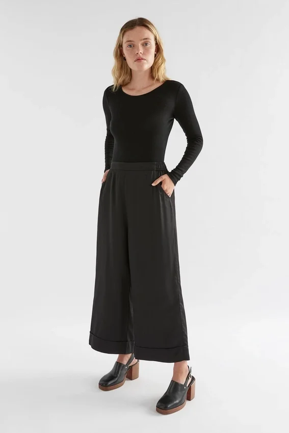 Spodnie typu culotte z szerokimi nogawkami Spodnie typu culotte z szerokimi nogawkami