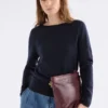 Sweter Ellora w kolorze ciemnoniebieskim Sweter Ellora w kolorze ciemnoniebieskim