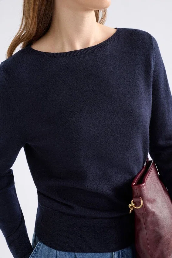 Sweter Ellora w kolorze ciemnoniebieskim Sweter Ellora w kolorze ciemnoniebieskim